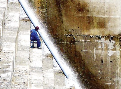Water continues to leak from cracks in Song Tranh 2 Hydropower Plant reservoir in the central province of Quang Nam (Photo: SGGP) Water continues to leak from cracks in Song Tranh 2 Hydropower Plant reservoir in the central province of Quang Nam (Photo: SGGP)
